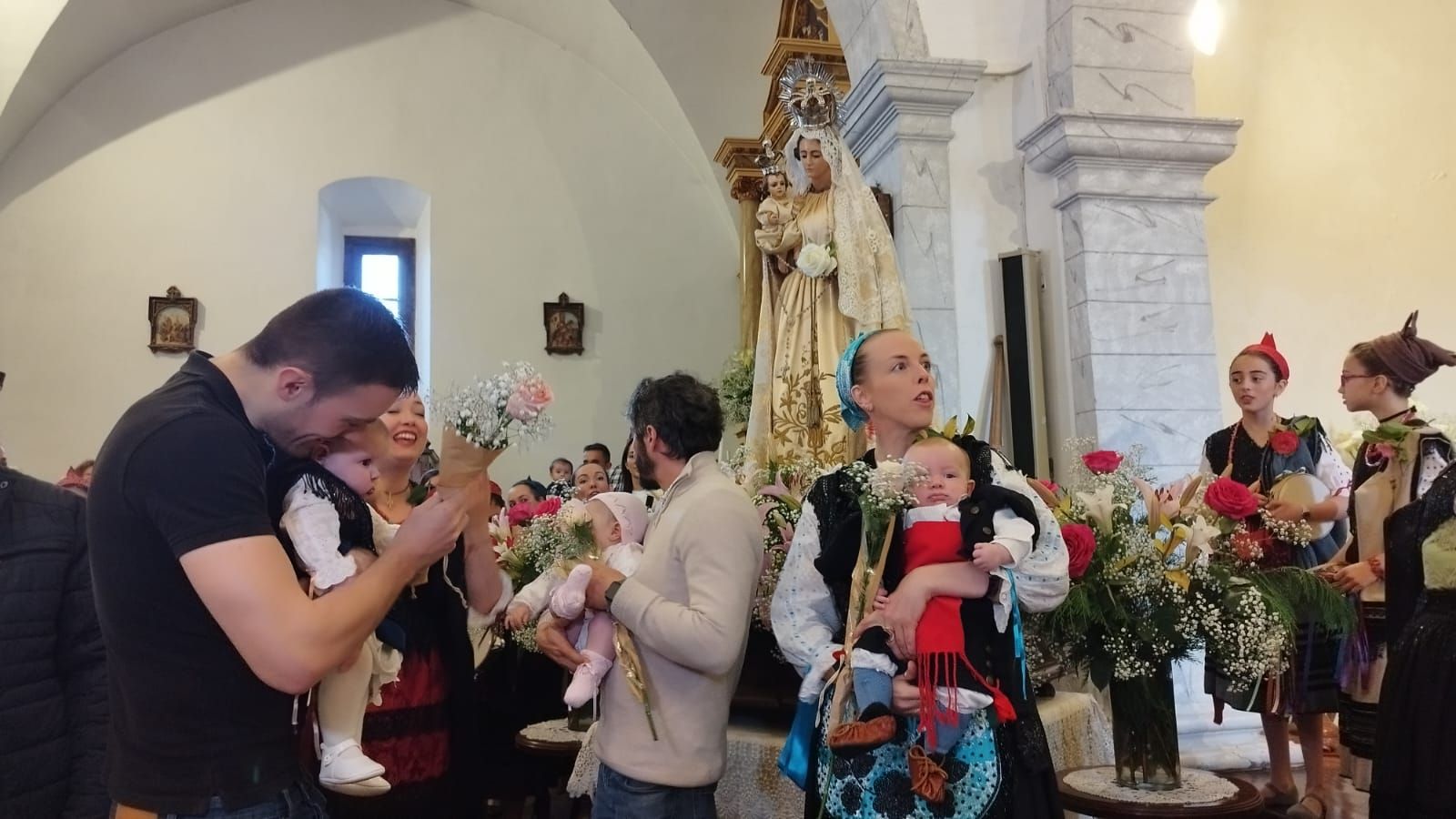 Un centenar de rosas para los llaniscos de la parroquia de Pría en la fiesta de la Virgen de la Flor