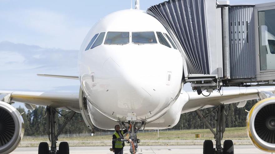 Detienen en el vuelo Madrid-Asturias a un hombre ebrio, violento y que se encendió un cigarro