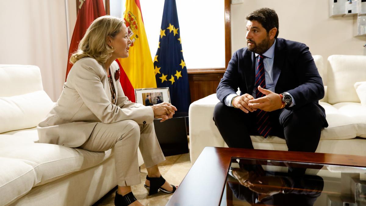 Nadia Calviño y López Miras, reunidos en Murcia.