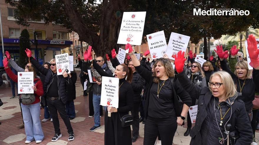 Los autónomos de Castellón protestan con "camisetas negras y guantes rojos" por la sangría de cierres