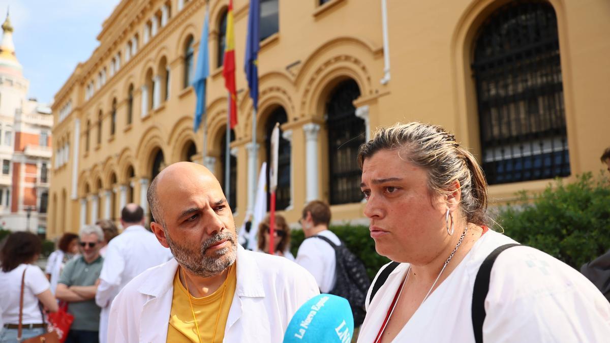 Pablo Chamorro y Cristina Ordiales, en la protesta de los médicos, en Oviedo, este pasado jueves.
