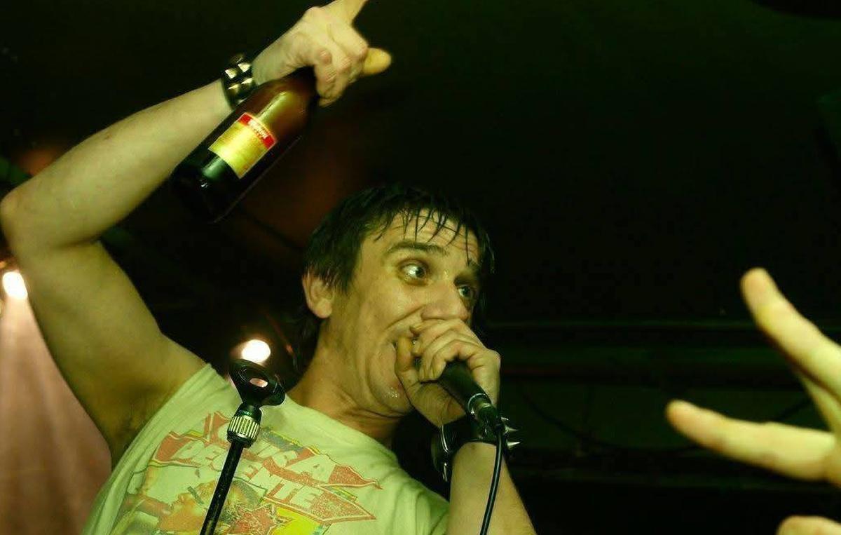 El músico Juanjo Eskroto en uno de sus conciertos con Zorras adolescentes.