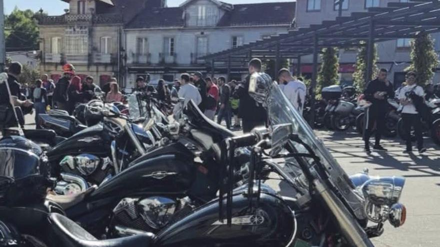El Motoclub de Redondela lleva su espectáculo a Ponte Caldelas