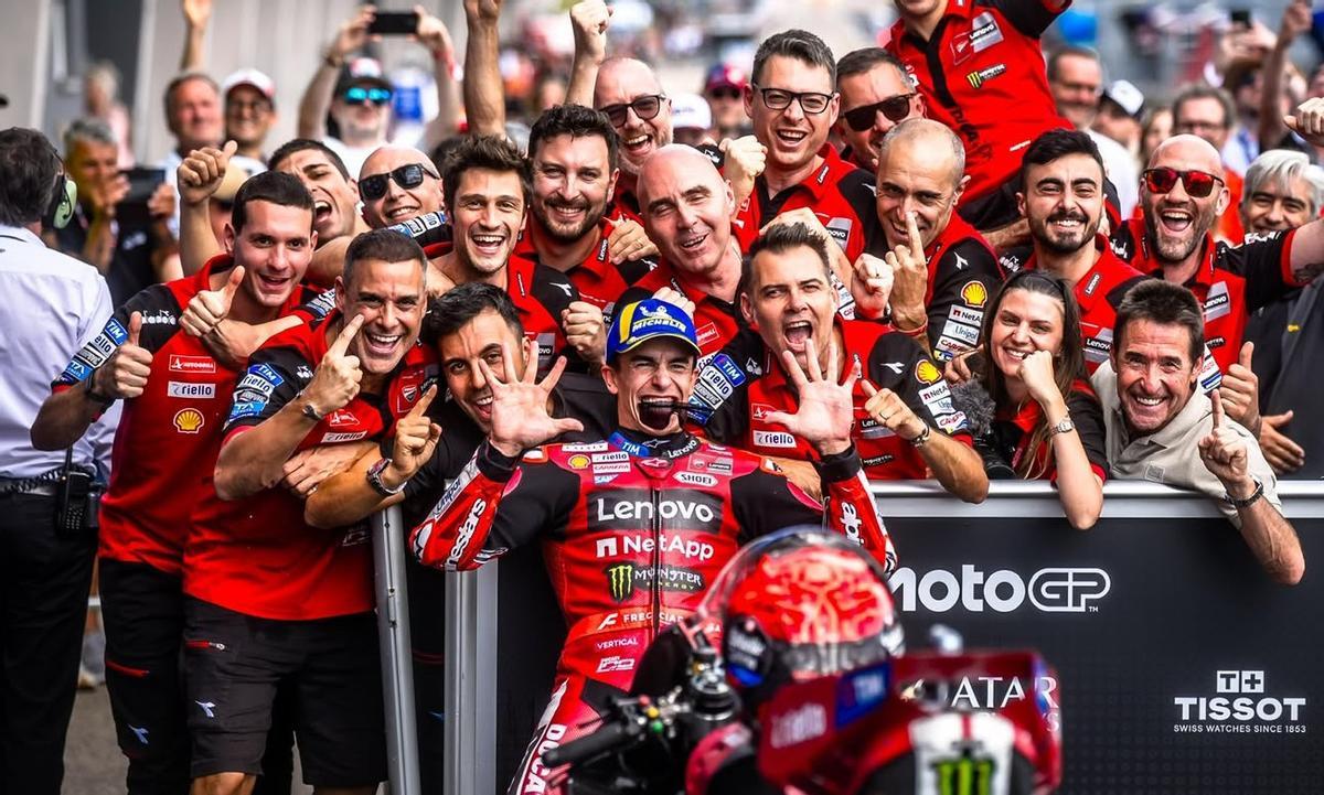 Marc Márquez (Ducati) muestra con las manos sus 10 triunfos en Sachsenring.
