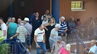 Los evacuados de Las Hurdes pasan la noche fuera de casa entre la incertidumbre y el apoyo vecinal