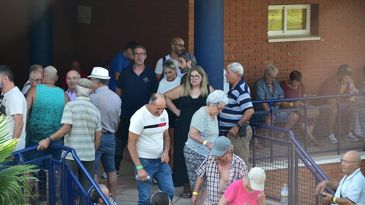 Galería | Las imágenes de los vecinos desalojados en la residencia de Caminomorisco