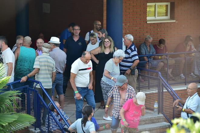Galería | Las imágenes de los vecinos desalojados en la residencia de Caminomorisco