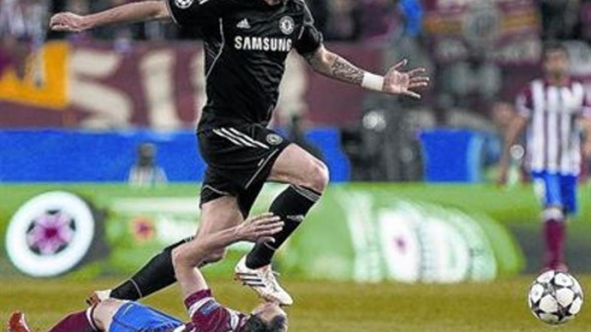 Fernando Torres supera a Juanfran, anoche en el Vicente Calderón.