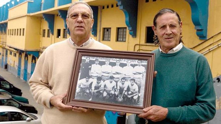 Germán (i) y Niz posan, en las inmediaciones del Estadio Insular, con la histórica imagen de la alineación de aquel 19 de enero de 1969 que venció por primera vez en el Nou Camp.