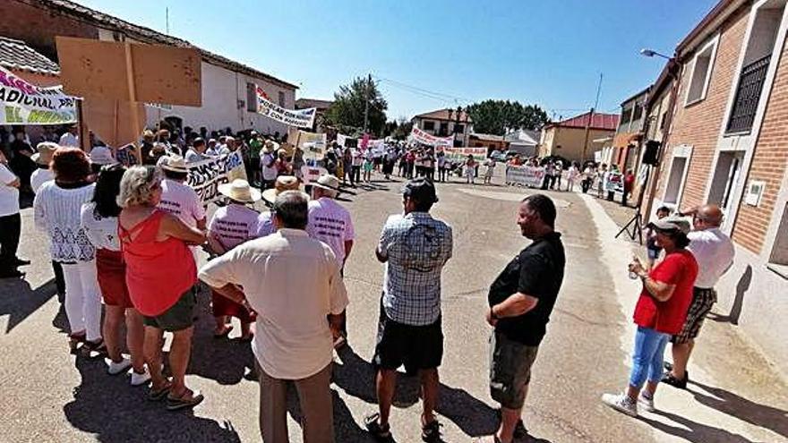 Protesta celebrada ayer en Santa Eulalia de Tábara contra el asentamiento de granjas industriales.