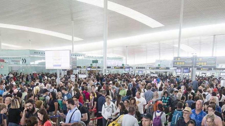 El Prat registró ayer colas de una hora en los controles de seguridad.