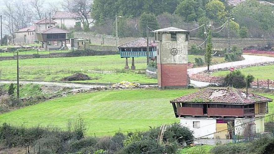 Los tres hórreos que los vecinos de Lloreda ponen como ejemplo de abandono.