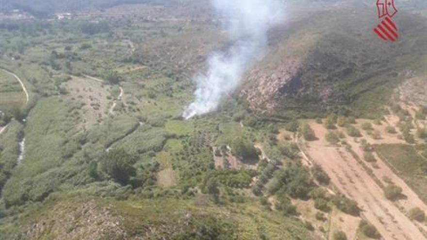 Extinguido un incendio forestal en el término municipal de Castellnovo