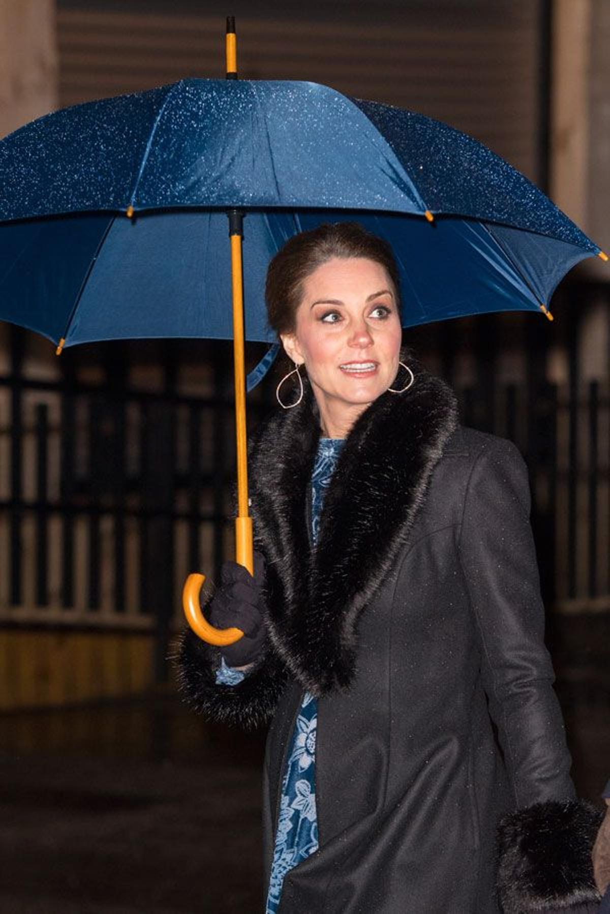 Kate Middleton con vestido azul de terciopelo de Erdem y abrigo negro con detalle de pelo