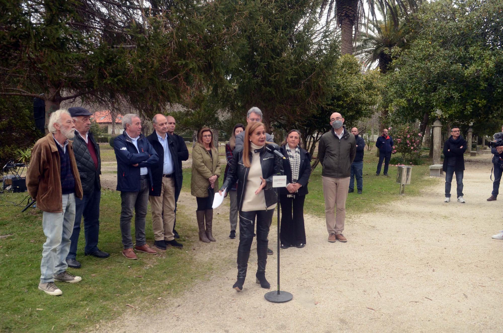 Así fue la inauguración de la escultura que recuerda al burro que descubrió las aguas termales de A Toxa.