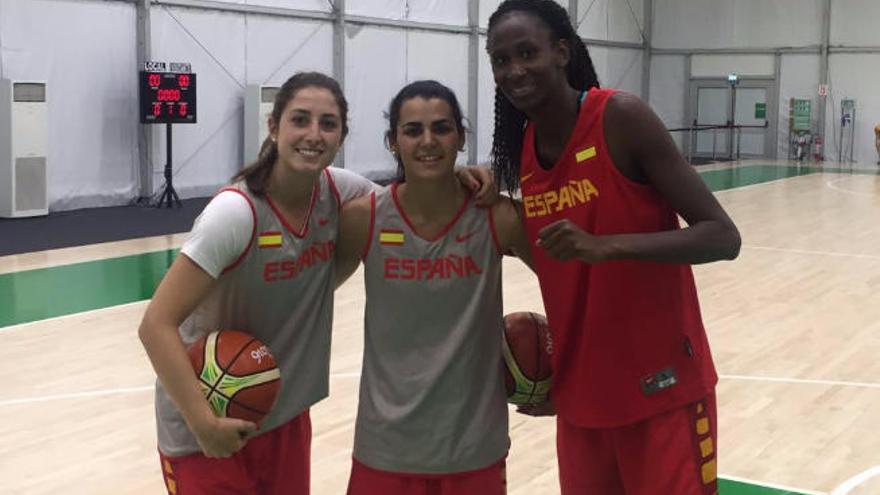Leonor Rodríguez, Leticia Romero y Astou Ndour posan para LA PROVINCIA en el entrenamiento de ayer de la selección en Río de Janeiro.