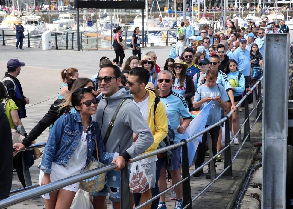 Aficionados y peñistas del Celta llenan el barco a las Cíes para poner el broche a la temporada del equipo