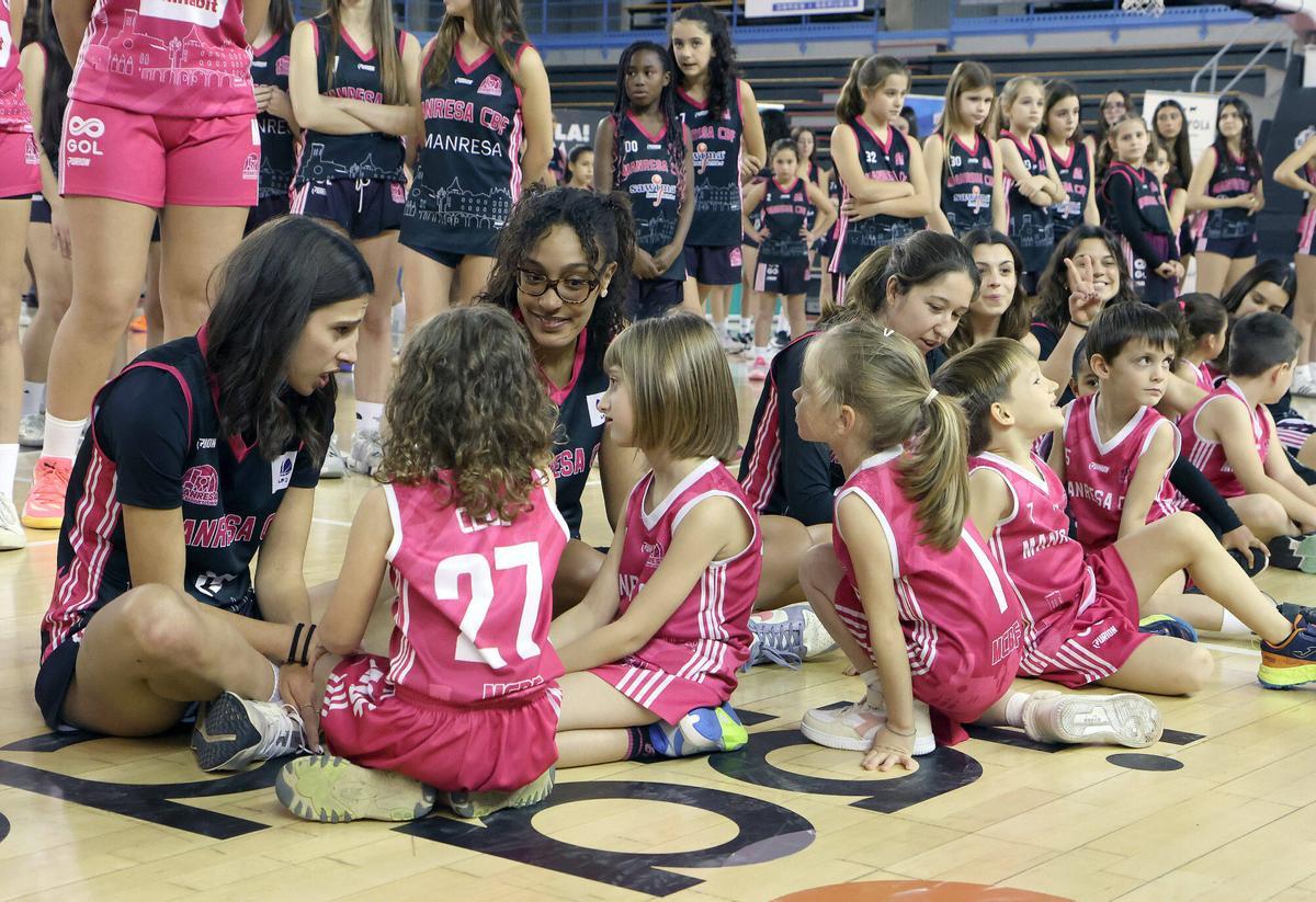 Imatges de la presentació del Manresa Club Bàsquet Femení Imatges de la presentació del Manresa Club Bàsquet Femení