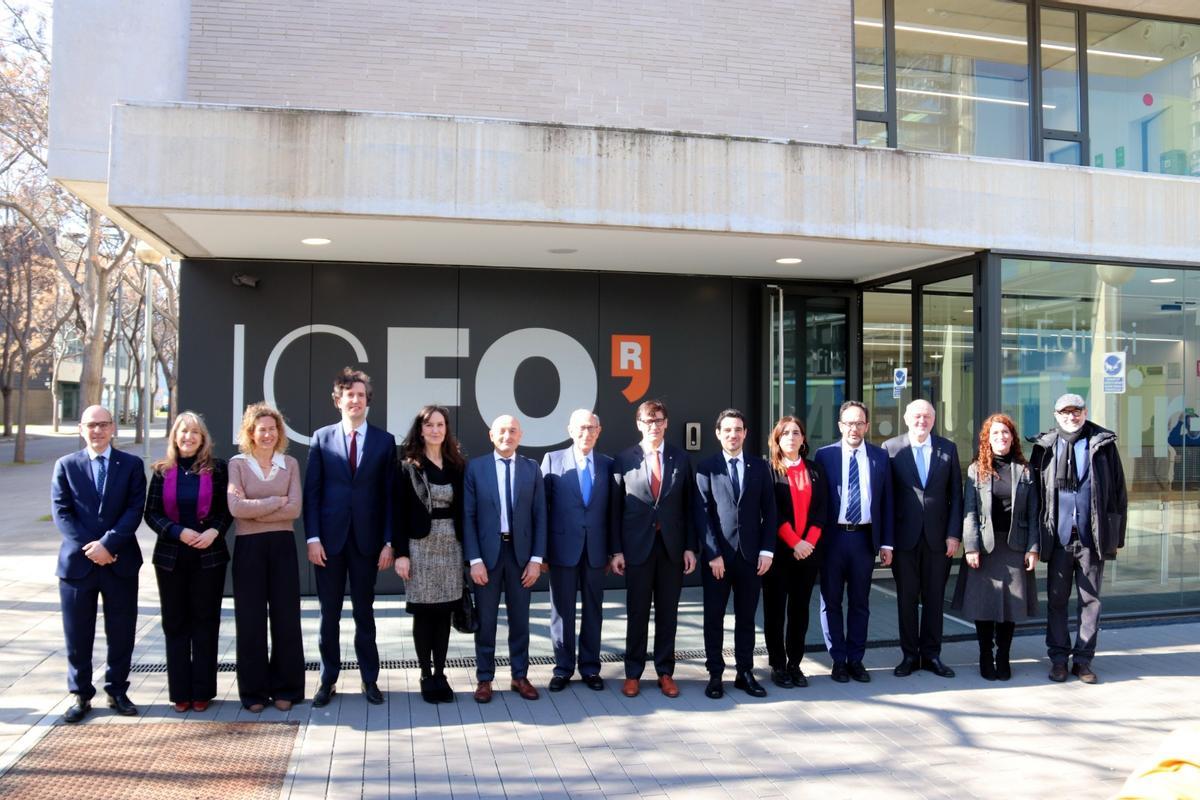 El president Illa y la consellera Montserrat posan junto al resto de autoridades durante la inauguración de estas instalaciones.