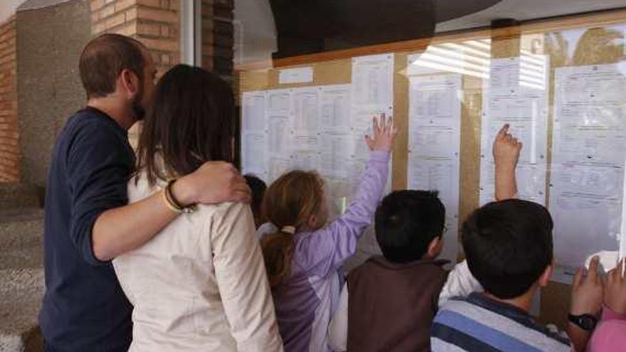 Jornada de nervios y emociones contradictorias la vivida ayer por muchas familias malagueñas, que se acercaron a los colegios de su zona para consultar las listas.