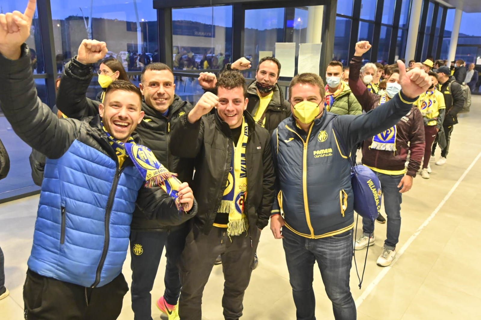 Salida de los aficionados del Villarreal desde el aeropuerto