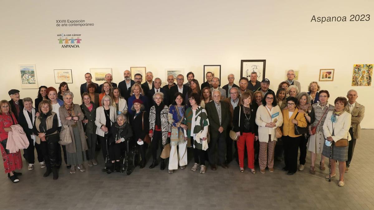 Foto de familia con muchos de los artistas que han participado en la exposición.