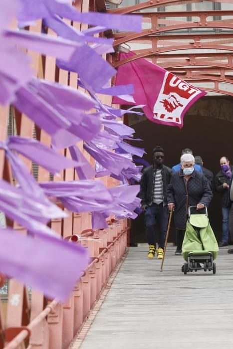 UGT tenyeix de fum lila el pont de ferro de Girona per reivindicar el paper de la dona