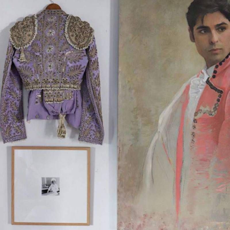 El salón está decorado con fotos familiares, retratos y un traje de luces de cuando era torero.