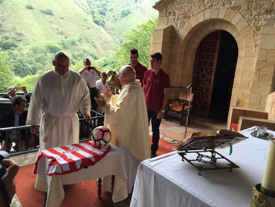 Visita de la plantilla sportinguista a Covadonga.