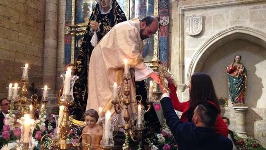 Roberto Castaño durante la coronación de &quot;La Soledad&quot;.