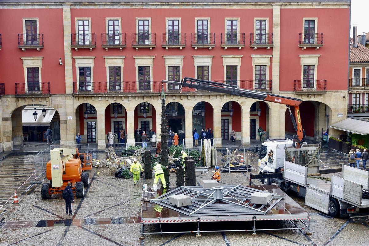 Los preparativos del gran "arbolón" de la plaza Mayor.
