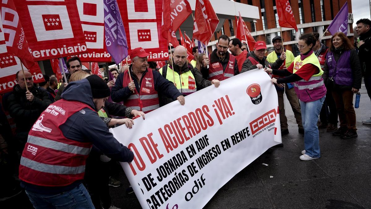 Concentración de trabajadores del sector ferroviario en la estación de Atocha, durante la jornada de huelga en Renfe y Adif.