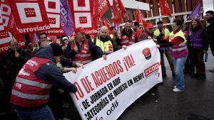 Concentración de trabajadores del sector ferroviario en la estación de Atocha, durante la jornada de huelga en Renfe y Adif.