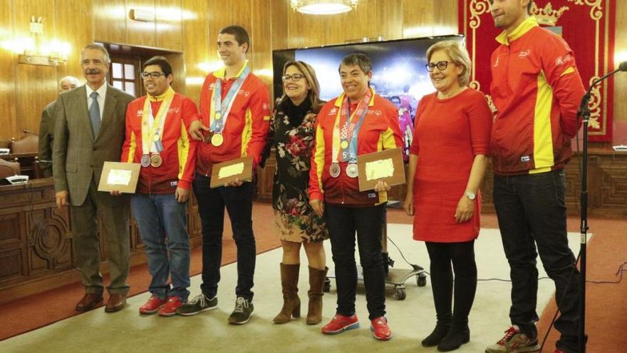 Los campeones posan junto a Mayte Martín Pozo, José Luis Bermúdez y su entrenador