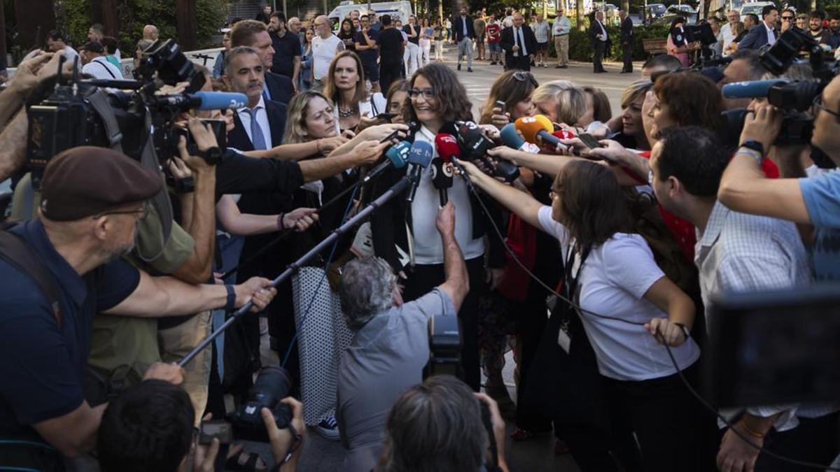 MÓnica Oltra atiende a los periodistas antes de declarar en la Ciudad de la Justicia el pasado mes de septiembre.