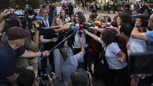MÓnica Oltra atiende a los periodistas antes de declarar en la Ciudad de la Justicia el pasado mes de septiembre.