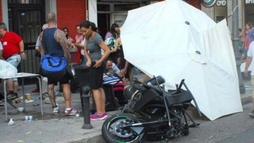 Un muerto y 17 heridos al arrollar una moto una terraza en Valencia