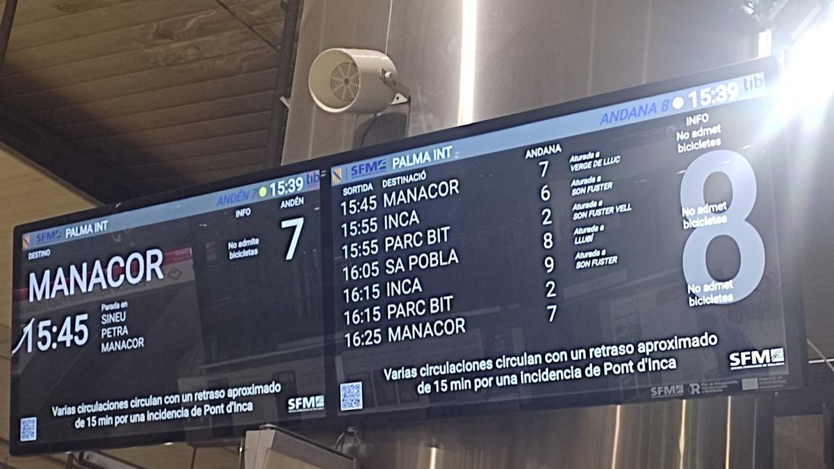 Cartel informativo en la estación de Palma en el que se avisa de que una incidencia en el Pont d'Inca provoca retrasos de hasta quince minutos.
