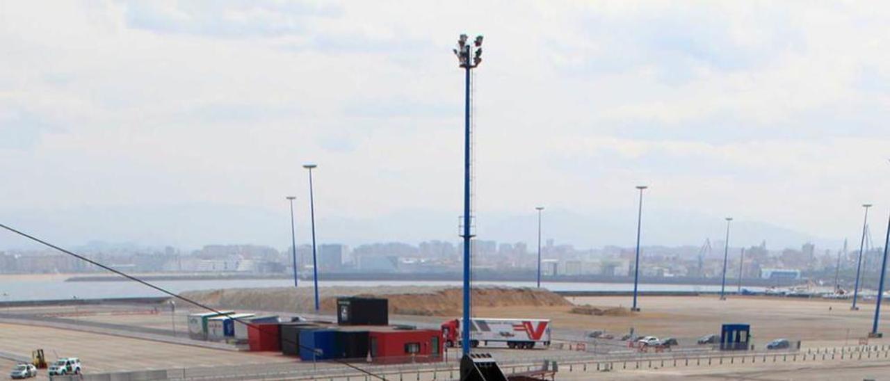 Operaciones de carga del barco &quot;Norman Atlantic&quot; en El Musel durante el anterior servicio, luego suspendido, de la autopista del mar.