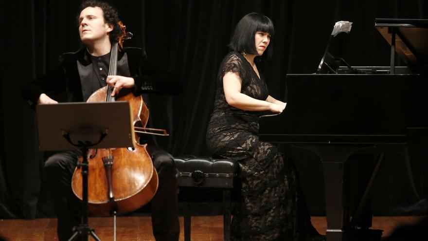 El chelista valenciano Damián Martínez y la pianista canaria Marta Moll de Alba, componentes del Dúo Cassadó, durante un concierto en Vigo. | RICARDO GROBAS