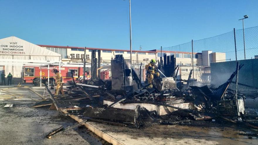 Un incendio provoca la explosión de tres bombonas y destroza un bar en Guardamar