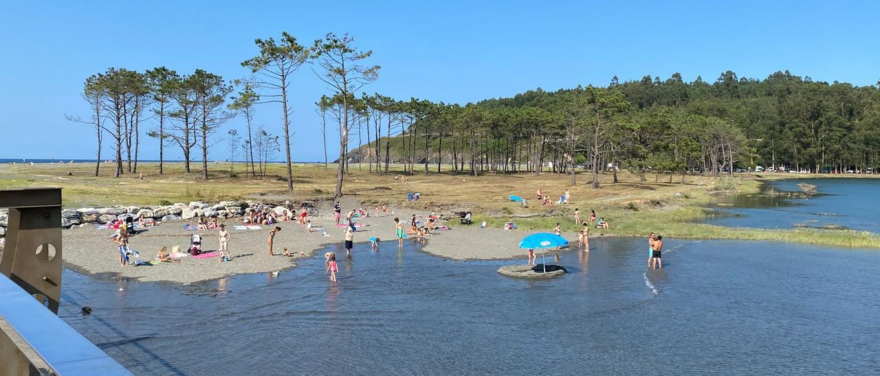 Poza de Navia, una tarde de verano llena de familias