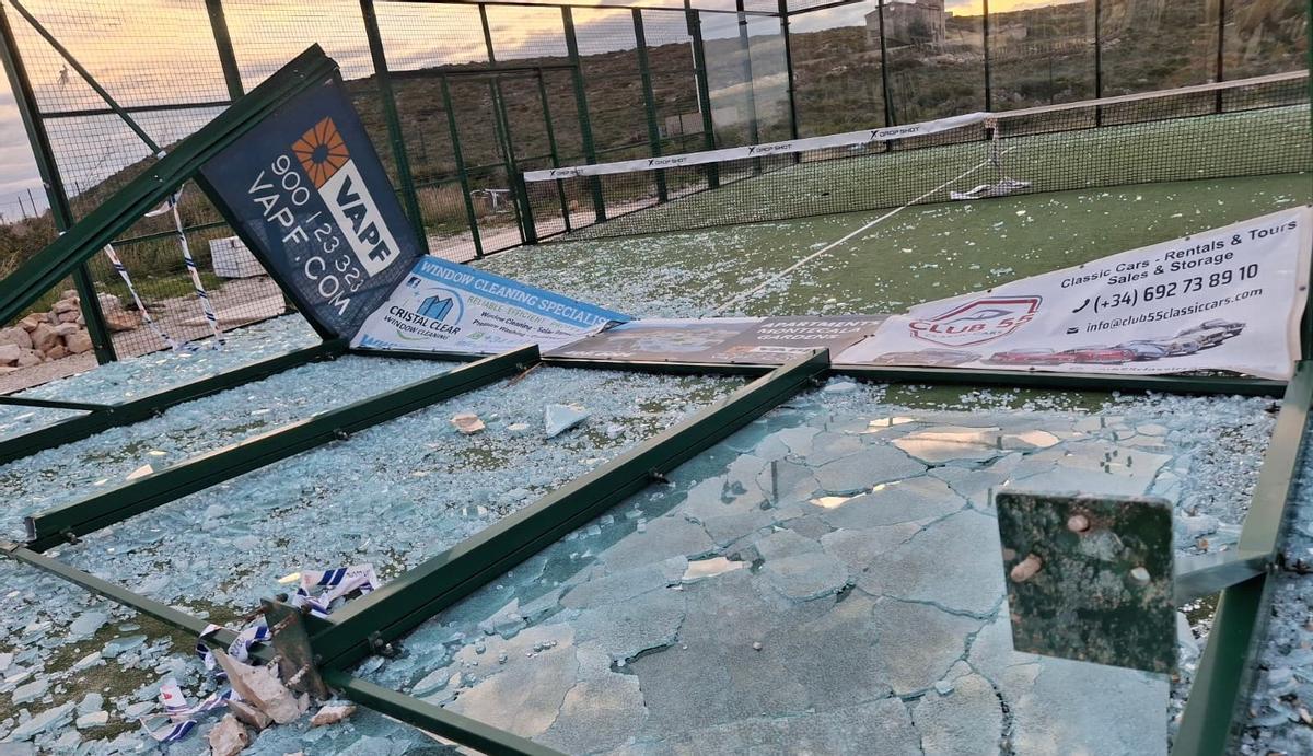 El vendaval destrozó tres pistas de pádel