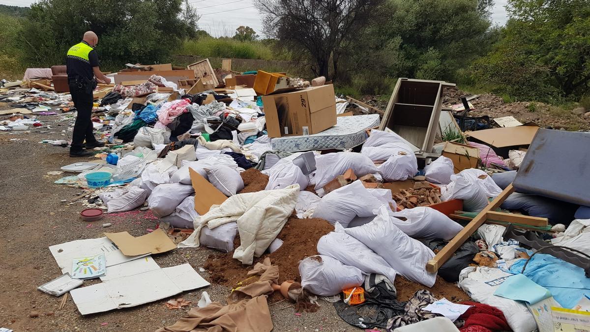 Un agente de la Unidad Rural de la Policía Local, ante el vertido más reciente detectado en el macrovertedero.