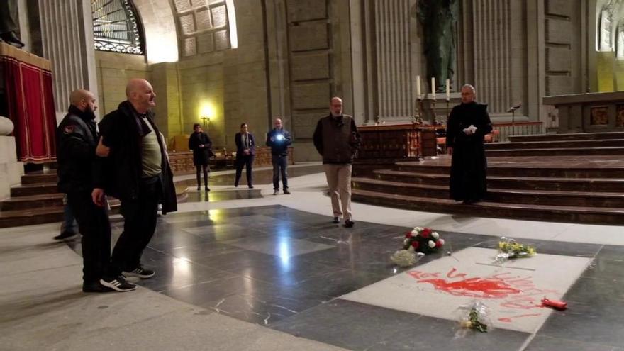 El artista coruñés Enrique Tenreiro pinta una paloma de la paz en la tumba de Franco