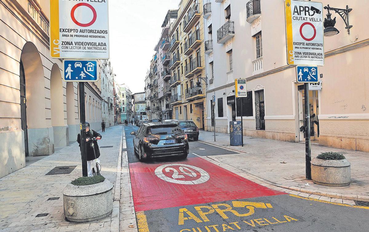 Un vehículo accede a la zona restringida al tráfico.