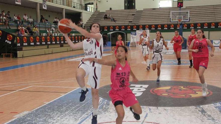 Una acción del partido entre el Snatts Femeni y el Star Gran Canaria. // Santos Álvarez