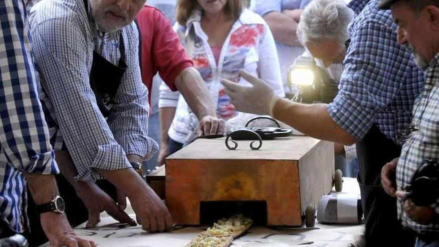 La elaboración de la tosta de quesos, en una edición anterior.