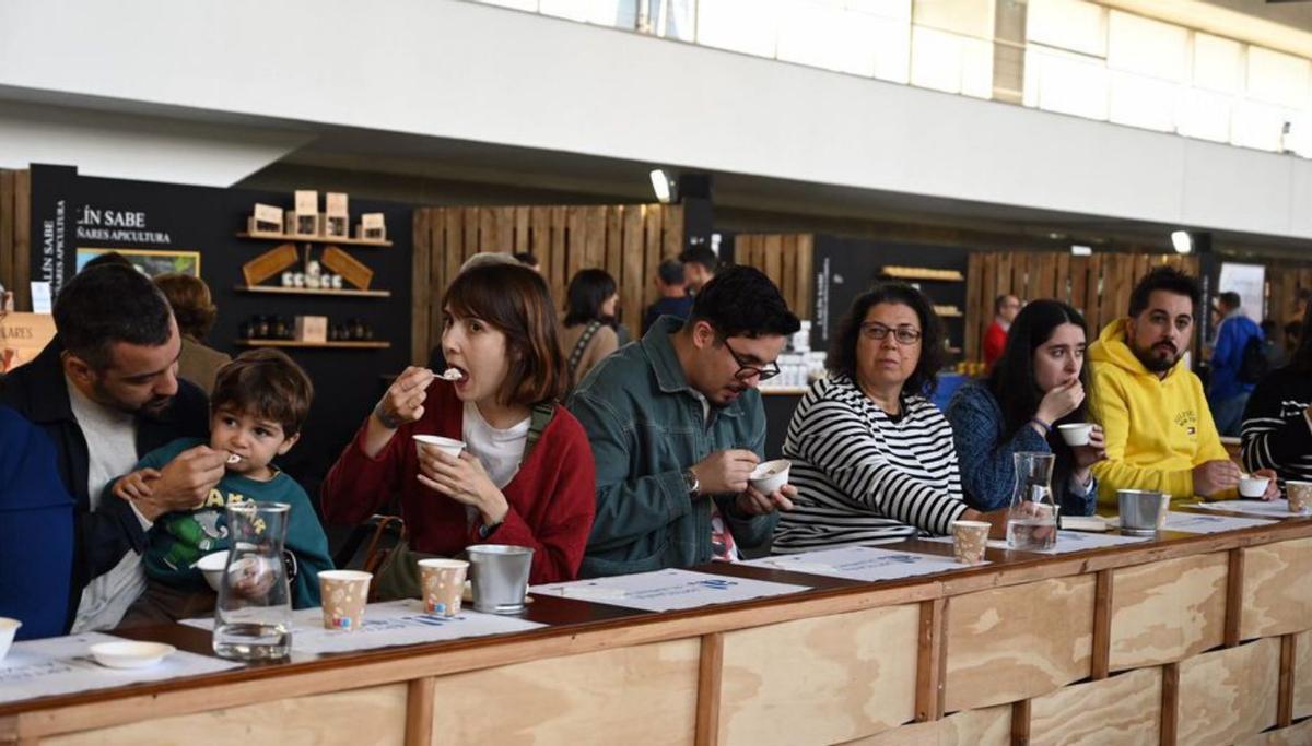 El recinto ferial de Pontevedra acoge un centenar de puestos que ofrecen una amplio abanico de productos gourmet. | Rafa Vázquez