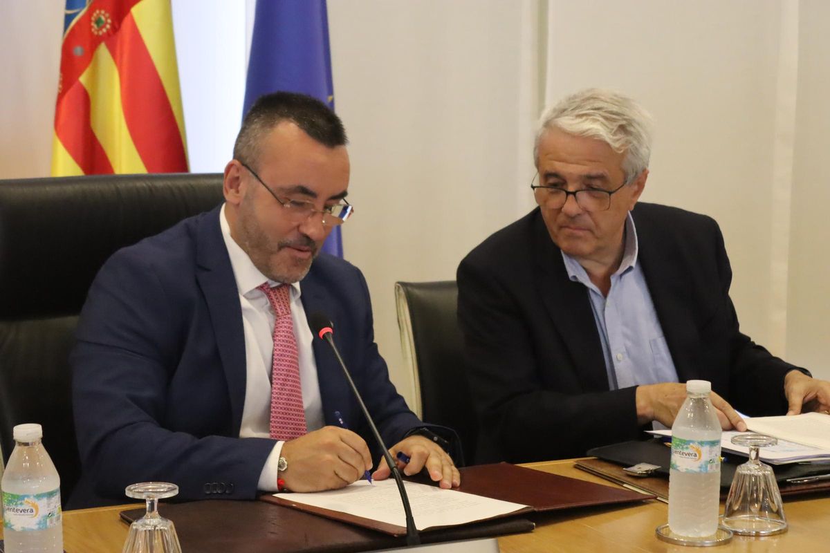 Momento en el que el alcalde, José Benlloch, ha efectuado la firma ante notario, este viernes.